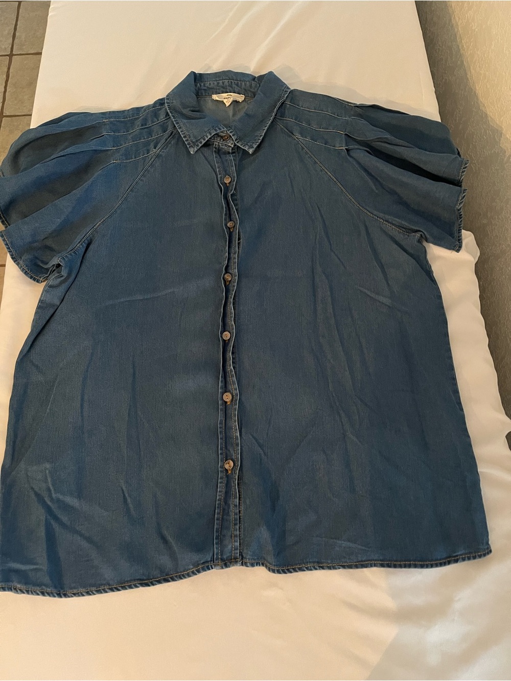Entro Chambray button front blouse size MEDIUM  puff sleeve denim